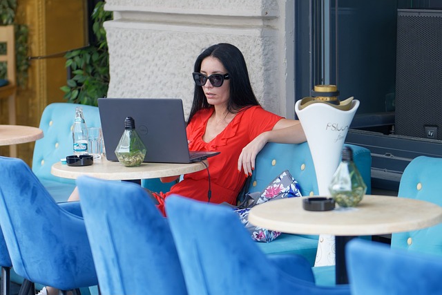 woman-7401593_640 Working Abroad