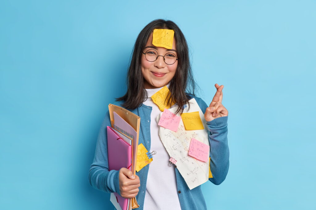 Ragazza che tiene libri in mano