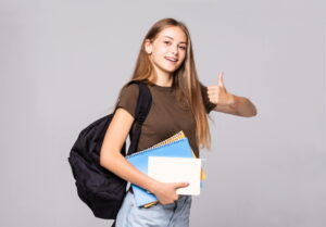 Ragazza con libri e zaino