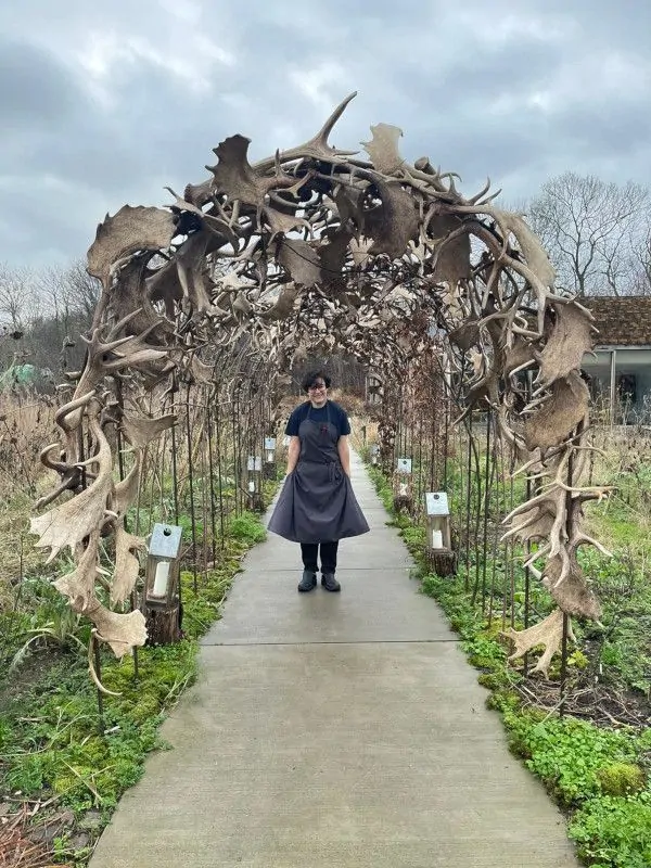 Mariangela Poma nel viale del ristorante noma