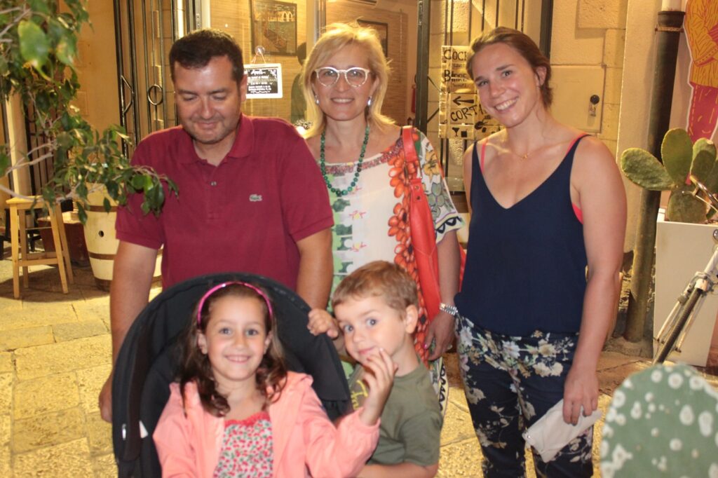 Famiglia siciliana con ragazza francese che lavora alla pari