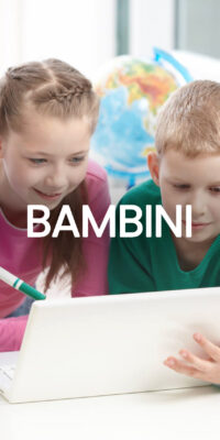 Bambini che studiano col computer