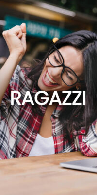 Ragazza che è felice